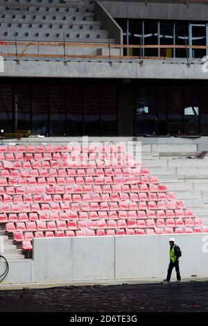 Friburgo, Germania. 16 Ott 2020. Dopo il lavoro, un addetto alla costruzione attraversa il cantiere del nuovo stadio di SC Friburgo. Il SC Freiburg (club sportivo) sta costruendo un nuovo stadio vicino al centro espositivo di Friburgo. La costruzione ha colpito i titoli, tuttavia, quando i residenti volevano avere le partite serali e domenicali della squadra di calcio Bundesliga bandito da una petizione di emergenza a causa dell'inquinamento acustico. Credit: Philippe von Ditfurth/dpa/Alamy Live News Foto Stock
