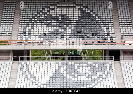 Friburgo, Germania. 16 Ott 2020. Un escavatore guida il cantiere del nuovo stadio dietro il logo di SC Freiburg costruito con le gusci dei sedili. Il SC Freiburg (club sportivo) sta costruendo un nuovo stadio vicino al centro espositivo di Friburgo. La costruzione ha colpito i titoli, tuttavia, quando i residenti locali hanno voluto avere le partite di sera e di domenica della squadra di calcio Bundesliga vietato per motivi di inquinamento acustico. Credit: Philippe von Ditfurth/dpa/Alamy Live News Foto Stock
