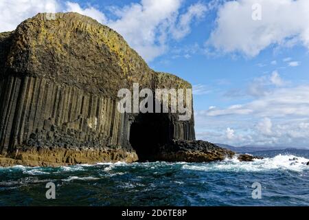 La grotta di Fingal, sull'isola di Staffa, nelle Ebridi interne, al largo della costa occidentale della Scozia, è una popolare destinazione per escursioni di un giorno. Foto Stock