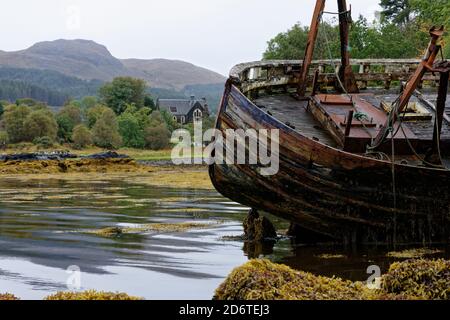 Vecchio abbandonato e decadente barca da pesca in legno a Salen on L'Isola di Mull nelle Ebridi interne in Occidente Scozia Foto Stock