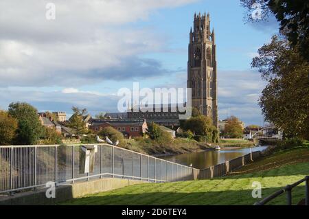 La chiesa di Boston sul fiume witham (Haven) in autunno. Boston, Lincolnshire Foto Stock