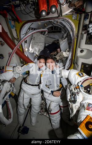 Washington, Stati Uniti. 19 Ott 2020. Guinness World Records ha annunciato il 19 ottobre 2020 che gli astronauti della NASA Christina Koch (R) e Jessica Meir, che hanno fatto storia con la prima passeggiata spaziale femminile il 18 ottobre 2019, sono stati onorati per questo risultato con una caratteristica nella Guinness World Records edizione 2021. La storica passeggiata spaziale si è svolta presso la Stazione spaziale Internazionale, dove hanno lavorato alla manutenzione e all'aggiornamento. Mentre questa era la quarta passeggiata spaziale di Koch, era la prima di Meir. Crediti NASA/UPI: Notizie dal vivo UPI/Alamy Foto Stock