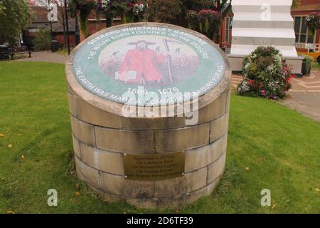 Monumento raffigurante Gerrard Winstanley il fondatore di Wigan nato degli scavatori, iscritto con la terra è stato fatto un tesoro comune per tutti i 1609-1676 Foto Stock