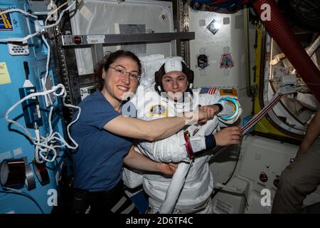 Washington, Stati Uniti. 19 Ott 2020. Guinness World Records ha annunciato il 19 ottobre 2020 che gli astronauti della NASA Christina Koch (L) e Jessica Meir, che hanno fatto storia con la prima passeggiata spaziale femminile il 18 ottobre 2019, sono stati onorati per questo risultato con una caratteristica nella Guinness World Records edizione 2021. La storica passeggiata spaziale si è svolta presso la Stazione spaziale Internazionale, dove hanno lavorato alla manutenzione e all'aggiornamento. Mentre questa era la quarta passeggiata spaziale di Koch, era la prima di Meir. Crediti NASA/UPI: Notizie dal vivo UPI/Alamy Foto Stock