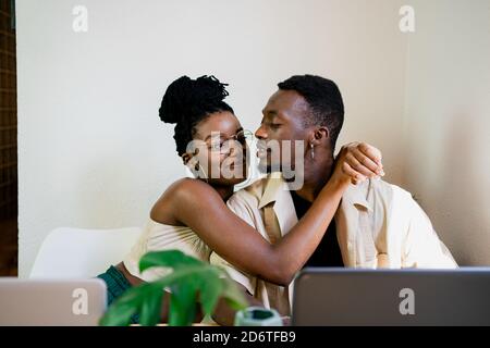Dal contenuto di sotto ha bearded imprenditore maschile in abbigliamento formale guardando via mentre messaggi di testo su smartphone vicino moderno edificio a più piani sulla strada Foto Stock