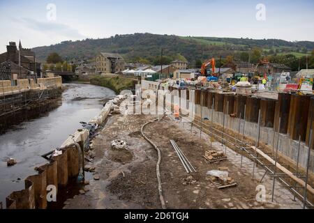 La difesa delle inondazioni a Mytholmroyd, vicino al ponte Hebden, nello Yorkshire occidentale, dopo le devastanti inondazioni del Boxing Day 2015 Foto Stock