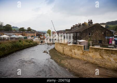 La difesa delle inondazioni a Mytholmroyd, vicino al ponte Hebden, nello Yorkshire occidentale, dopo le devastanti inondazioni del Boxing Day 2015 Foto Stock