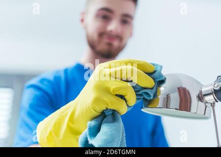 Diligente uomo commerciale di pulizia in un ufficio Foto Stock