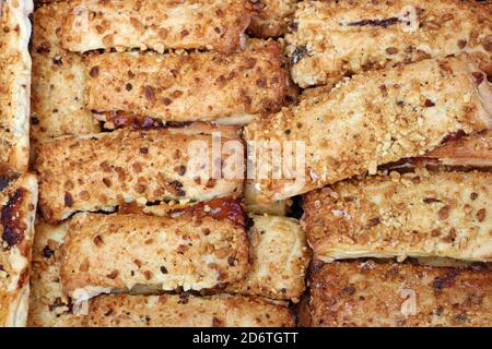 Pasticcini cosparsi di marzipani e noci di fondo Foto Stock