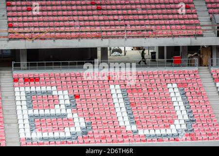 Friburgo, Germania. 16 Ott 2020. Dopo il lavoro, un addetto alla costruzione attraversa il cantiere del nuovo stadio di SC Friburgo. Il SC Freiburg (club sportivo) sta costruendo un nuovo stadio vicino al centro espositivo di Friburgo. La costruzione ha colpito i titoli, tuttavia, quando i residenti volevano avere le partite serali e domenicali della squadra di calcio Bundesliga bandito da una petizione di emergenza a causa dell'inquinamento acustico. Credit: Philippe von Ditfurth/dpa/Alamy Live News Foto Stock