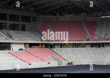 Friburgo, Germania. 16 Ott 2020. Quattro persone si trovano nel cantiere del nuovo stadio di SC Friburgo. Il SC Freiburg (club sportivo) sta costruendo un nuovo stadio vicino al centro espositivo di Friburgo. La costruzione ha colpito i titoli, tuttavia, quando i residenti volevano avere le partite serali e domenicali della squadra di calcio della Bundesliga vietate da una petizione di emergenza a causa dell'inquinamento acustico. Credit: Philippe von Ditfurth/dpa/Alamy Live News Foto Stock