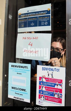 Arezzo, 19 ottobre 2020 : nuovo decreto del governo italiano sulla lotta contro Coronavirus, Covid 19. Cartelli con la capacità massima di bar, pub e ristoranti. Foto © Daiano Cristini/Sintesi/Alamy Live News Foto Stock