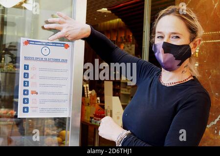 Arezzo, 19 ottobre 2020 : nuovo decreto del governo italiano sulla lotta contro Coronavirus, Covid 19. Cartelli con la capacità massima di bar, pub e ristoranti. Foto © Daiano Cristini/Sintesi/Alamy Live News Foto Stock