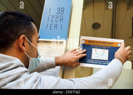 Arezzo, 19 ottobre 2020 : nuovo decreto del governo italiano sulla lotta contro Coronavirus, Covid 19. Cartelli con la capacità massima di bar, pub e ristoranti. Foto © Daiano Cristini/Sintesi/Alamy Live News Foto Stock