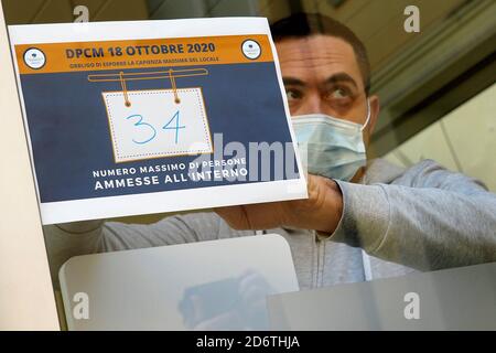 Arezzo, 19 ottobre 2020 : nuovo decreto del governo italiano sulla lotta contro Coronavirus, Covid 19. Cartelli con la capacità massima di bar, pub e ristoranti. Foto © Daiano Cristini/Sintesi/Alamy Live News Foto Stock