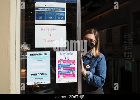 Arezzo, 19 ottobre 2020 : nuovo decreto del governo italiano sulla lotta contro Coronavirus, Covid 19. Cartelli con la capacità massima di bar, pub e ristoranti. Foto © Daiano Cristini/Sintesi/Alamy Live News Foto Stock