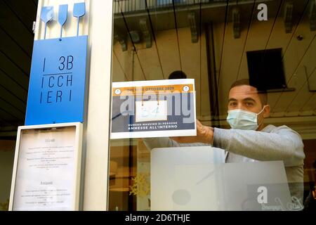 Arezzo, 19 ottobre 2020 : nuovo decreto del governo italiano sulla lotta contro Coronavirus, Covid 19. Cartelli con la capacità massima di bar, pub e ristoranti. Foto © Daiano Cristini/Sintesi/Alamy Live News Foto Stock