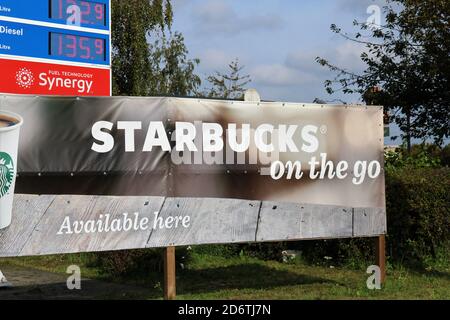 Starbucks ...al distributore di benzina esso. Foto Stock