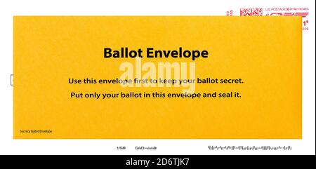 Una busta ufficiale per le elezioni degli Stati Uniti e una busta di segretezza utilizzato per inviare messaggi in uno scrutinio di un votante assentato in un elezioni generali Foto Stock