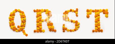 Numero inglese, cifra o alfabeto fatto con marigold o zendu da fiori Foto Stock