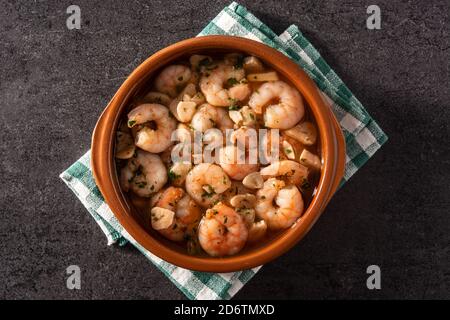 Gamberi all'aglio su sfondo nero di ardesia Foto Stock