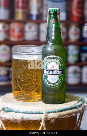 Cúcuta, COLOMBIA - Mar 24, 2018: Birra Heineken ghiacciata con vetro su un bel fondo Foto Stock