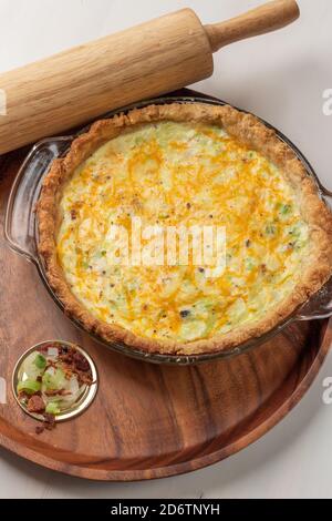 Quiche cotte in casa, cibo per brunch, cibo per colazione, pranzo Foto Stock