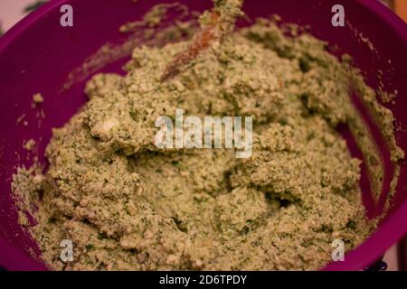 Preparato per la produzione di tortelli verdi. Piatto tipico emiliano - tradizione italiana. Foto Stock