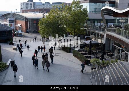 Con le nuove misure locali di blocco del coronavirus e Birmingham attualmente impostato a 'Tier 2' o 'high', le persone che indossano maschere continuano a venire al centro della città il 14 ottobre 2020 a Birmingham, Regno Unito. Questo è il primo giorno del nuovo sistema a tre livelli nel Regno Unito, che ha livelli: "Media", che comprende la regola del sei, "alta", che coprirà la maggior parte delle aree soggette alle restrizioni attuali; e "molto alta" per quelle aree con numeri di casi particolarmente elevati. Nel frattempo, i politici hanno lanciato un appello affinché venga annunciato un blocco completo di "interruttore automatico" per aiutare i growi Foto Stock