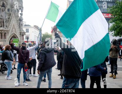 I membri della comunità nigeriana manifestano e protestano per porre fine alla SARS e alla brutalità della polizia. Foto Stock