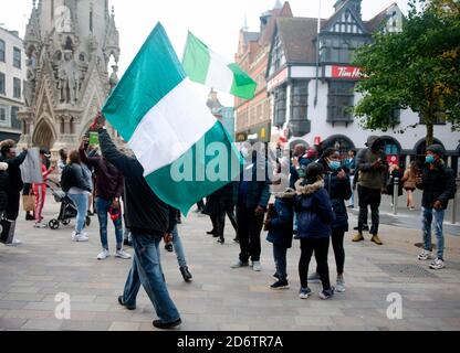 I membri della comunità nigeriana manifestano e protestano per porre fine alla SARS e alla brutalità della polizia. Foto Stock