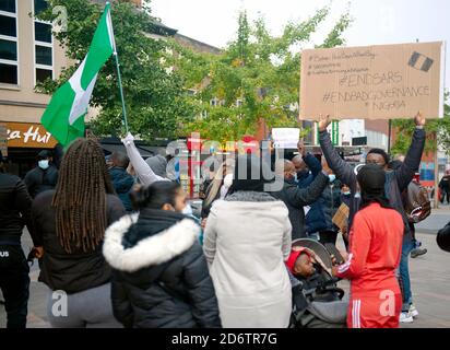 I membri della comunità nigeriana manifestano e protestano per porre fine alla SARS e alla brutalità della polizia. Foto Stock