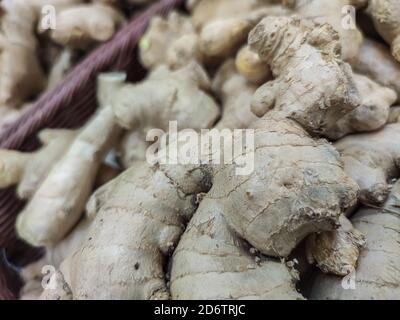 Focus selezionato su carciofi o topinambour del Gruppo di Gerusalemme venduti su un mercato Foto Stock