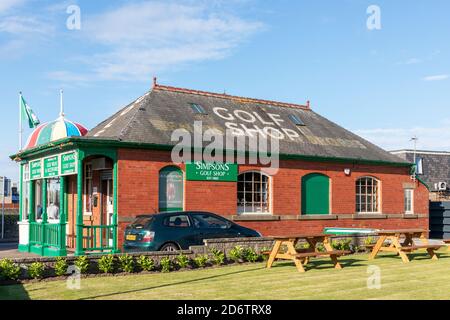 Esterno del famoso negozio di golf Simpsons, di fronte al campo da golf Carnoustie, Carnoustie, Scozia, Regno Unito Foto Stock