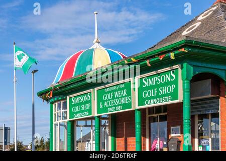 Esterno del famoso negozio di golf Simpsons, di fronte al campo da golf Carnoustie, Carnoustie, Scozia, Regno Unito Foto Stock