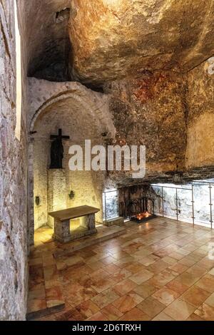 Gerusalemme / Israele - 2017/10/11: Chiesa del Santo Sepolcro interno con Cappella dell'invenzione della Santa Croce sotto la Cappella di Sant'Elena Foto Stock