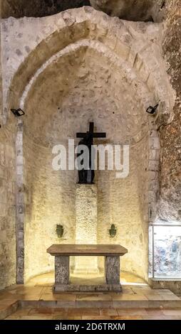 Gerusalemme / Israele - 2017/10/11: Chiesa del Santo Sepolcro interno con Cappella dell'invenzione della Santa Croce sotto la Cappella di Sant'Elena Foto Stock