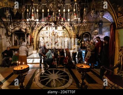 Gerusalemme / Israele - 2017/10/11: Chiesa del Santo Sepolcro interno con Cappella del Calvario o Cappella del Golgota nella storica Città Vecchia Foto Stock