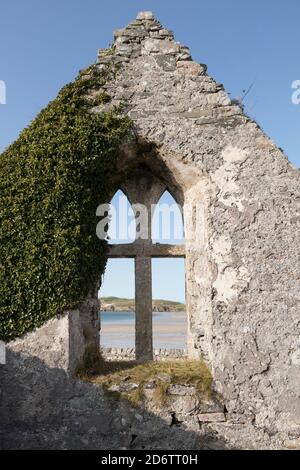 Balnakeil Beach vista attraverso la finestra della chiesa in rovina Balnakeil, Durness, Sutherland, Scozia, Regno Unito Foto Stock