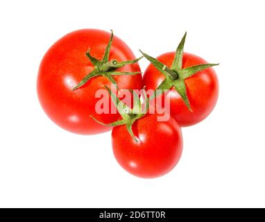 Pomodoro isolato su sfondo bianco. Tre pomodori rossi freschi con percorso di ritaglio. Pomodori ciliegia. Foto Stock