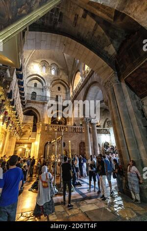 Gerusalemme / Israele - 2017/10/11: Chiesa del Santo Sepolcro interno, ingresso principale con pietra di Anointing nella storica Città Vecchia Foto Stock