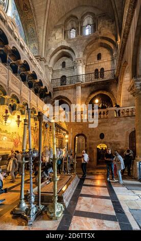 Gerusalemme / Israele - 2017/10/11: Chiesa del Santo Sepolcro interno, ingresso principale con pietra di Anointing nella storica Città Vecchia Foto Stock