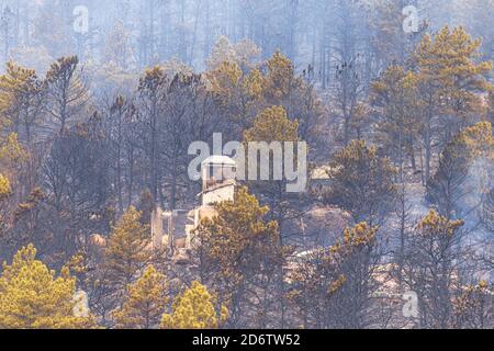 Case bruciate a terra e distrutte dopo un incendio di campo bruciato durante la notte prima in Colorado Foto Stock