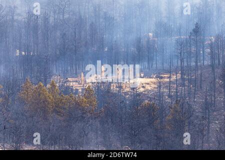 Case bruciate a terra e distrutte dopo un incendio di campo bruciato durante la notte prima in Colorado Foto Stock