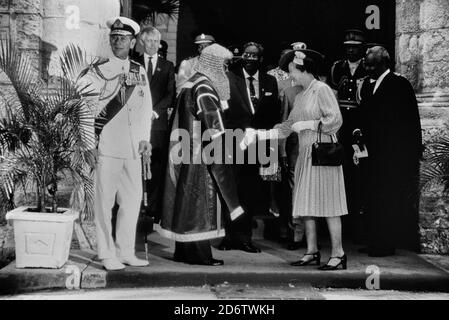 La Regina Elisabetta II della Gran Bretagna stringe le mani con la Presidente della Camera di Assemblea Lawson Weekes, al Parlamento Barbados giovedì 9 marzo 1989, quando partirà dopo le cerimonie per il 350° anniversario del parlamento dell'Isola dei Caraibi. Il principe Filippo a sinistra e il primo ministro delle Barbados Erskine Sandiford alle spalle Foto Stock