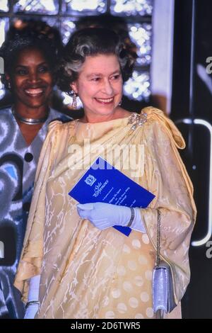 Una sorridente regina Elisabetta II che partecipa ad una performance di gala alla Frank Collymore Hall, durante la sua visita reale di quattro giorni a Barbados 8-11 marzo 1989 Foto Stock