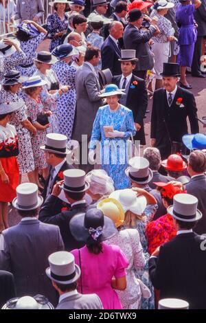 Regina Elisabetta II nella folla a Royal Ascot il 21,1989 giugno ad Ascot, Inghilterra, Regno Unito. Foto Stock