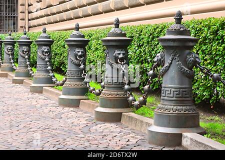 Recinzione con leoni e catene vicino alla costruzione principale del Saeima - parlamento della Repubblica di Lettonia a riga Città vecchia all'angolo Foto Stock