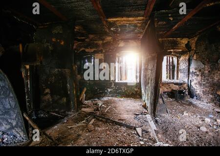 Interno di vecchia dimora storica dopo il fuoco Foto Stock