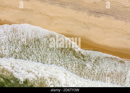 Dettaglio aereo delle onde che rotola su una spiaggia di Amagansett, Amagansett, NY Foto Stock